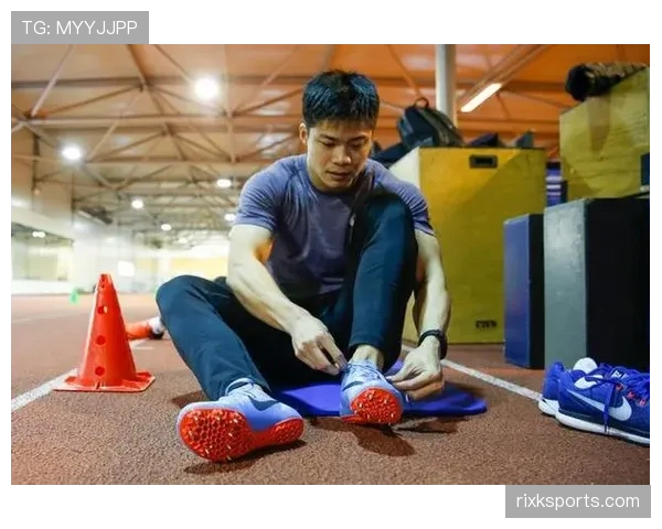 苏炳添赛后直接躺地上睡着了?这状态跟跑了100米差太远了吧! 苏炳添赛后直接躺地上睡着了?这状态跟跑了100米差太远了吧!